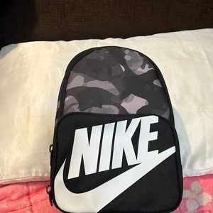 SALE 🔥🔥Nike insulated lunch bag/mini bag. Color: Camo.